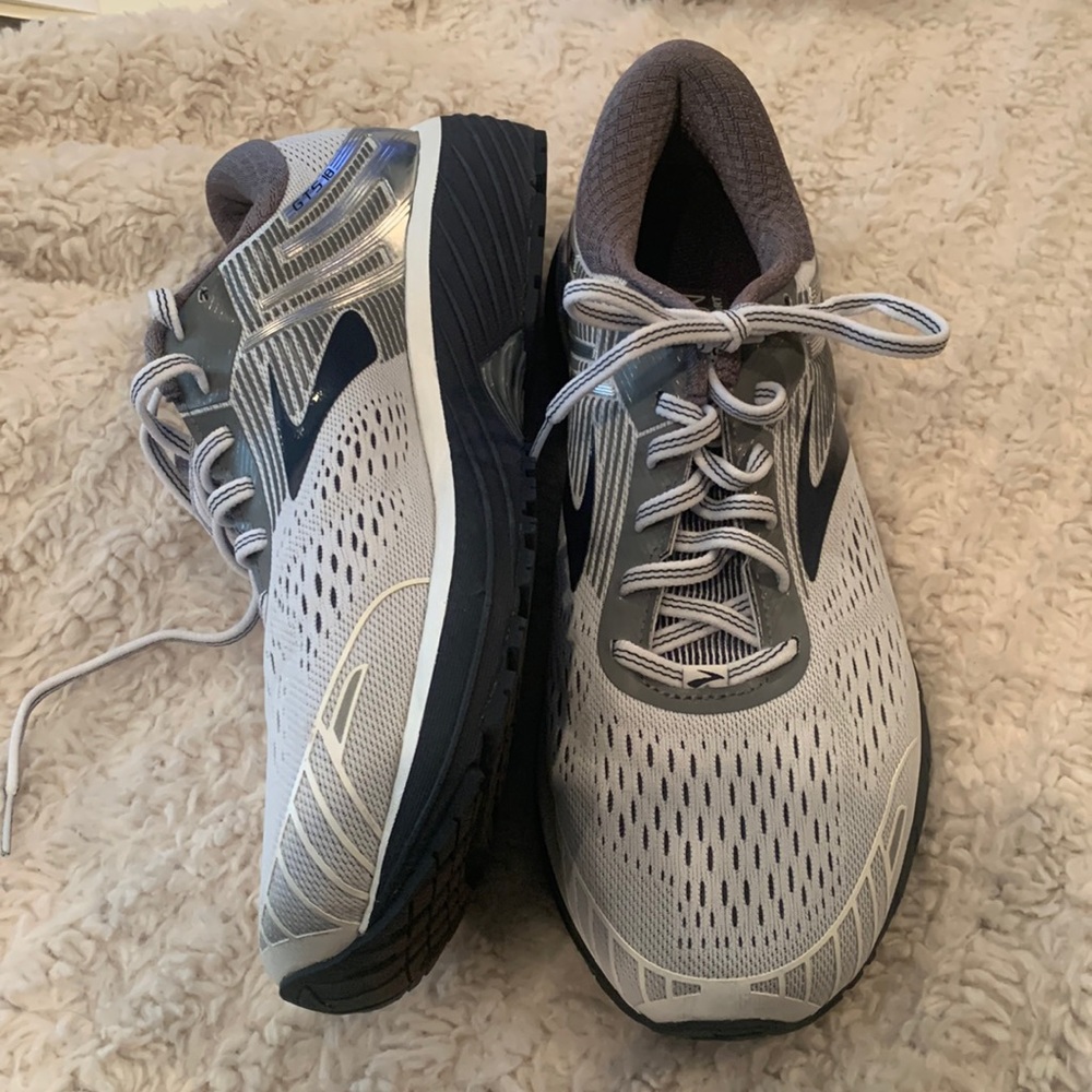 BROOKS Adrenaline GTS 18 sneakers Mens size 10.5 Medium width NWOT.